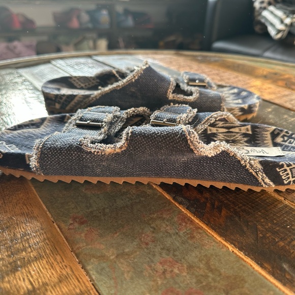 2/$30 Very G Venus Slide / Denim 2 Strap Buckle sandal 11 - Picture 8 of 8